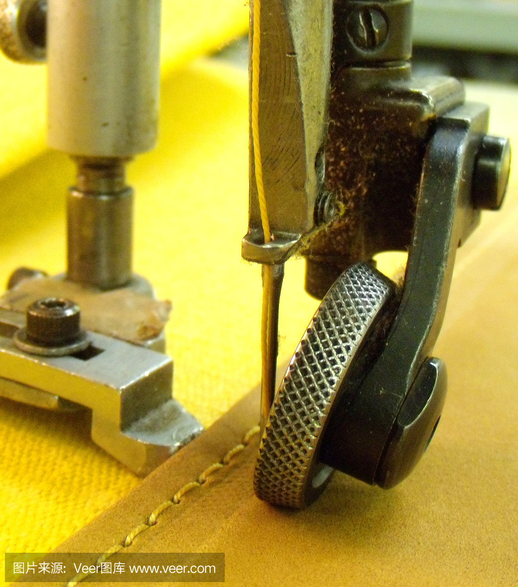 缝纫机针缝黄色织物/皮革材料的图像